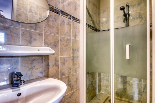 a bathroom with a sink and a shower at YANA - Plage à 4 km in Sarzeau