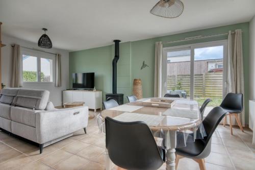 un salon avec une table et un canapé dans l'établissement YANA - Plage à 4 km, à Sarzeau