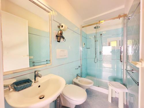 スペルロンガにあるHotel Marconiのバスルーム(洗面台、トイレ、シャワー付)