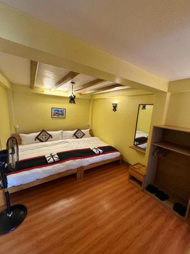 Una cama o camas en una habitación de Peace and Joy Guest House