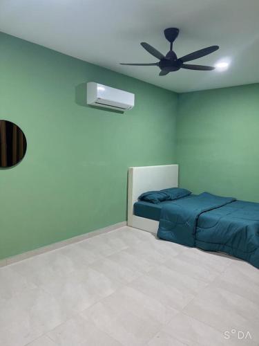 Cette chambre comprend deux lits et un ventilateur de plafond. dans l'établissement D cateleya homestay, à Beranang
