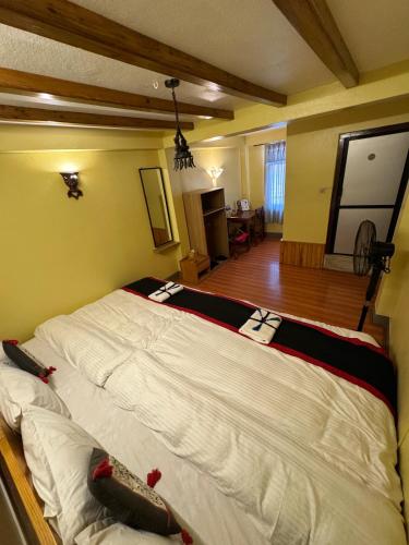 Una cama o camas en una habitación de Peace and Joy Guest House