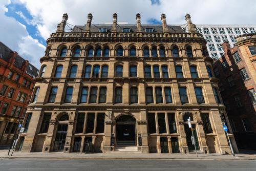 ein altes Gebäude an der Ecke einer Straße in der Unterkunft The Alan in Manchester