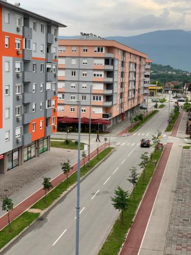 einen Luftblick auf eine Stadtstraße mit Gebäuden in der Unterkunft Stan na dan Pepi Lukavica, Sarajevo in Donje Mladice