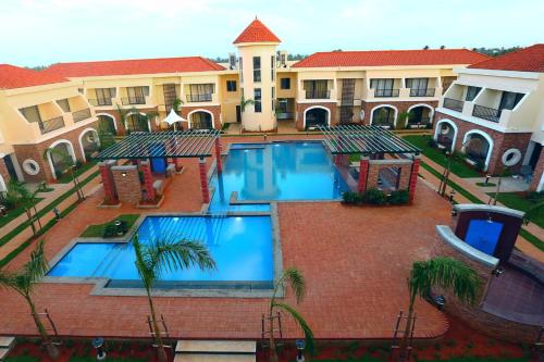 Majoituspaikan Grand Serenaa Hotel & Resorts, Auroville uima-allas tai lähistöllä sijaitseva uima-allas