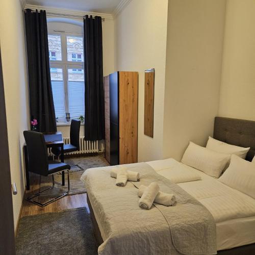 une chambre avec un lit avec deux serviettes dessus dans l'établissement Ferienwohnung Herbert-Jensch-Strasse 98, à Francfort-sur-l'Oder