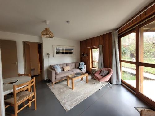un salon avec un canapé et une table dans l'établissement Chalet Cosy Nature, à Alzon