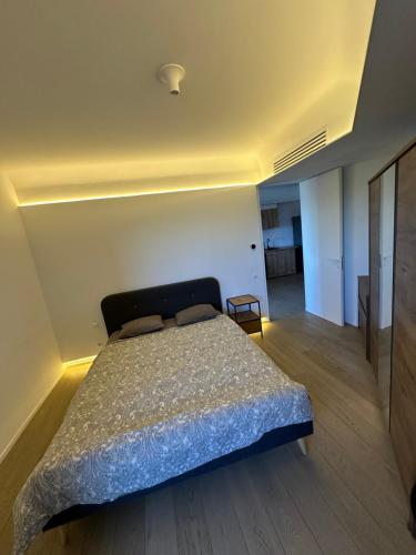 ein Schlafzimmer mit einem Bett in einem Zimmer in der Unterkunft Apartament lux cotroceni in Bukarest