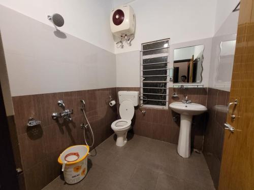 Baño pequeño con aseo y lavamanos en Stay Inn Eastwood Guest House, en Shillong