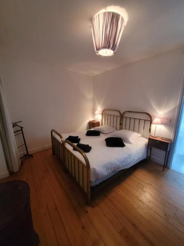 een slaapkamer met een bed met zwarte kussens erop bij Villa Bellevue 1857 in Arromanches-les-Bains