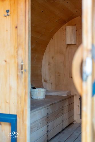an inside of a wooden sauna with a bench at Rum Haz in Borzont