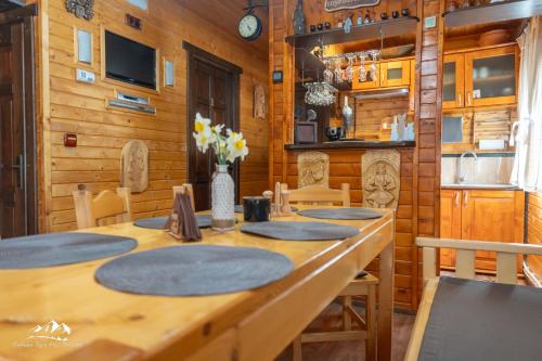 a dining room with a long table and chairs at Rum Haz in Borzont
