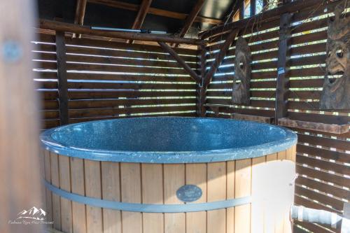 a wooden tub with a blue top in a room at Rum Haz in Borzont