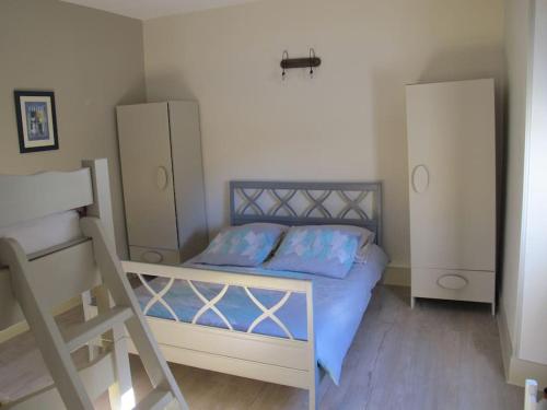 une petite chambre avec un lit avec des draps bleus dans l'établissement La Cuesta, à Saint-Pierre-de-Curtille