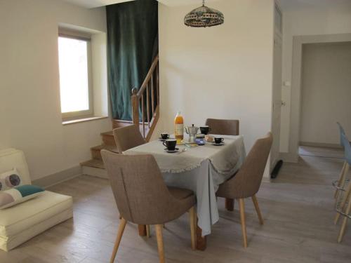une salle à manger avec une table et des chaises dans l'établissement La Cuesta, à Saint-Pierre-de-Curtille