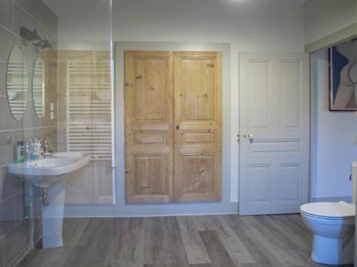 une salle de bain avec un lavabo et des toilettes dans l'établissement La Cuesta, à Saint-Pierre-de-Curtille