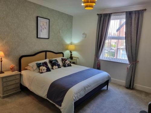 um quarto com uma cama com dois cães em The Snug Lytham em Lytham St Annes