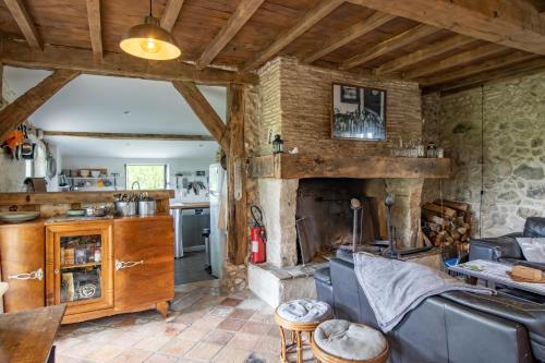 un salon avec un canapé et une cheminée dans l'établissement Nature et authenticité, à Saint-André-de-Double
