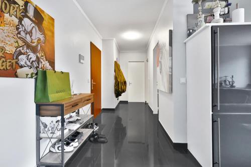 un couloir avec une chambre aux murs blancs dans l'établissement Esch/Alzette apartment, à Esch-sur-Alzette