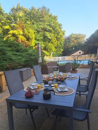 Gîtes du Bois de Bontemps内部或周边的泳池