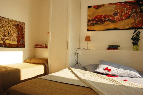 ein Schlafzimmer mit 2 Betten und einem Wandgemälde in der Unterkunft Feel at home in our cozy flat with shared pool in Bibione