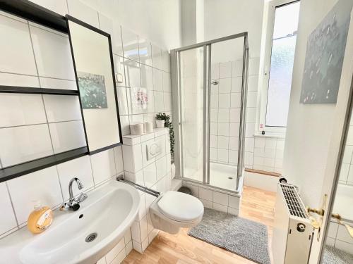 La salle de bains blanche est pourvue d'une baignoire et de toilettes. dans l'établissement OS11 - 1-Zimmer Apartment in Osnabrück, à Osnabrück