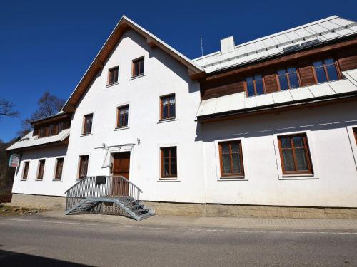 ロキトニツェ・ナト・イゼロウにあるAttractive Apartment in Rokytnice nad Jizerou near Ski Areaの白い建物