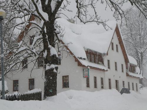 ロキトニツェ・ナト・イゼロウにあるAttractive Apartment in Rokytnice nad Jizerou near Ski Areaの雪に覆われた木の建物