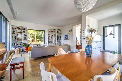 un salon avec une table et un canapé dans l'établissement Maison Hippolyte - Welkeys, à Bougival