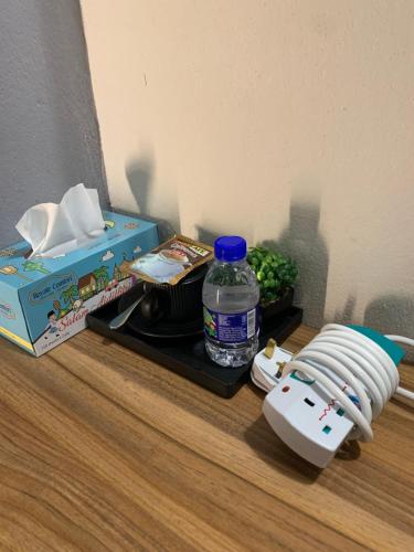 einen Nintendo Wii-Spielregler und eine Flasche Wasser in der Unterkunft Andiana Hotel & Lodge - Kota Bharu City Centre in Kota Bharu