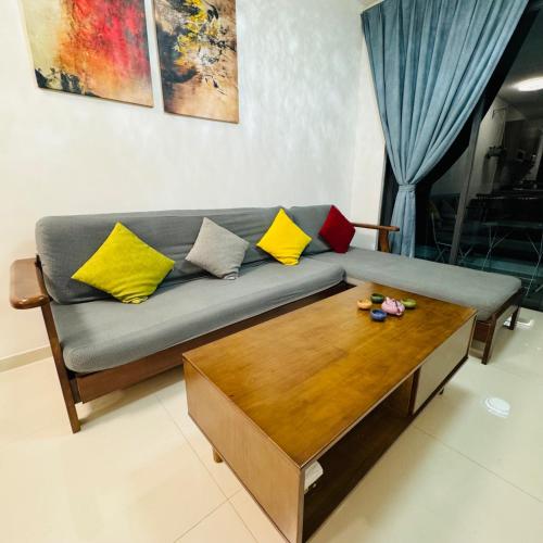 Ruang duduk di Cozy 2B1R 4pax Condo Forest City 1G-606
