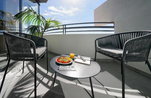 - une table avec un bol de nourriture sur le balcon dans l'établissement Labranda Suites Costa Adeje, à Adeje