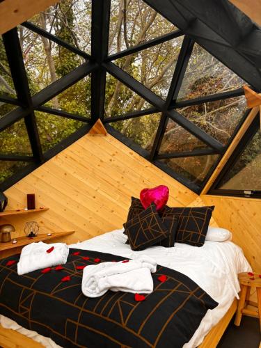 - une chambre dans une cabane dans les arbres avec un lit dans l'établissement Le mas cabanids, à Maureillas