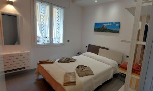 um quarto com uma cama com toalhas em unangolodibologna em Bolonha