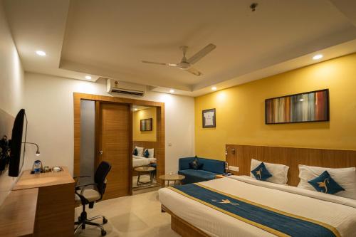 ein Hotelzimmer mit einem Bett und einem Schreibtisch in der Unterkunft Sparrow Hotels managed by Siara in Alwar