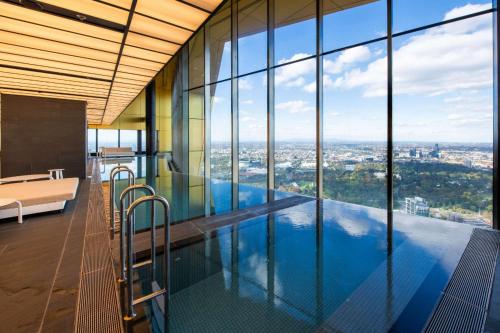 uma piscina num edifício com vista para a cidade em Stunning Apartment on Lvl 66 Car Park Pool Gym em Melbourne