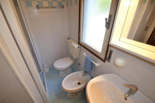 ein kleines Bad mit WC und Waschbecken in der Unterkunft Comfy flat 80m from the beach - Beahost in Bibione
