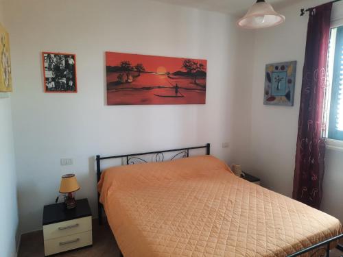 ein Schlafzimmer mit einem Bett und einem Wandgemälde in der Unterkunft Versante est in Casamassella