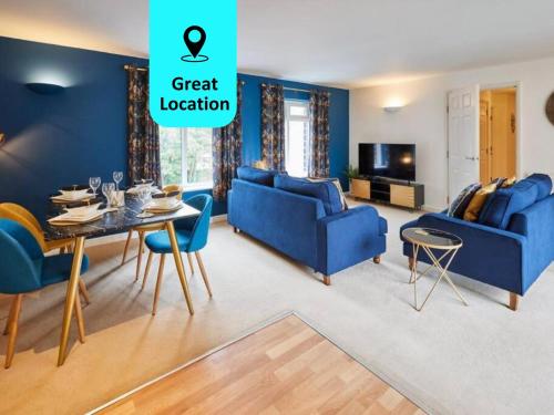 een woonkamer met blauwe banken en een tafel bij Modern Comfort 2BR Apartment - FREE Parking - FAST Internet in Oadby