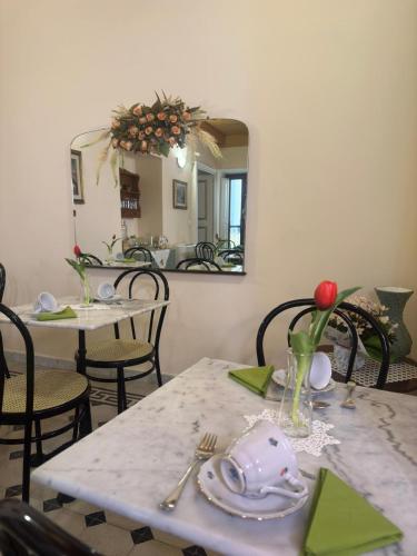 a dining room table with a mirror and a table with a table sidx sidx sidx at Residenza Gonzaga in Serracapriola