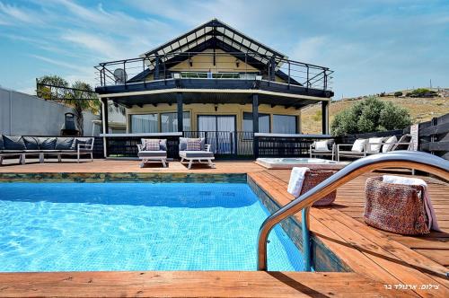 una casa con piscina frente a una casa en Villa Troya en Safed