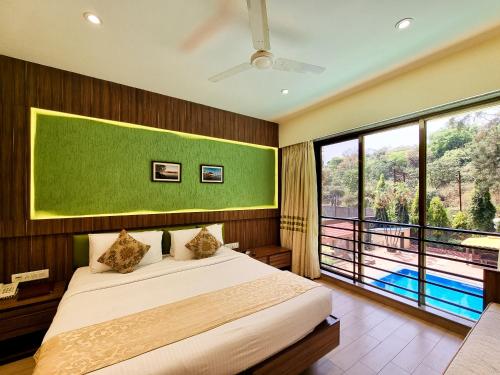 Bazén v ubytování Zaras Resort Khandala nebo v jeho okolí