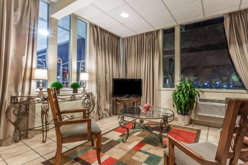 a living room with a television and a table and chairs at Travelodge by Wyndham San Francisco Airport North in South San Francisco