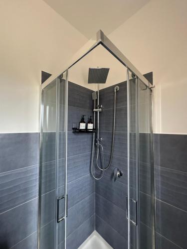 una ducha con mampara de cristal en un baño en Villa Sara Mondello Upper floor, en Palermo