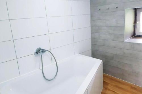 uma casa de banho com um chuveiro e uma banheira branca em home2stay Worker Houses Wernau Kitchen,Wifi,Smart TV,Parking *** em Wernau