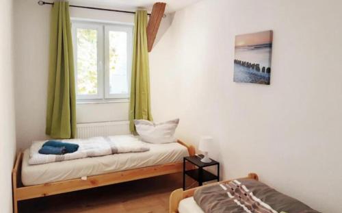 um quarto com 2 camas e uma janela em home2stay Worker Houses Wernau Kitchen,Wifi,Smart TV,Parking *** em Wernau