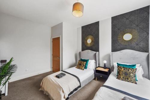 Un pat sau paturi într-o cameră la 3 Bedroom Townhouse on Harrogate's Famous stray