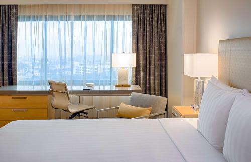 um quarto de hotel com uma cama, uma secretária e uma janela em Hyatt Regency Santa Clara em Santa Clara