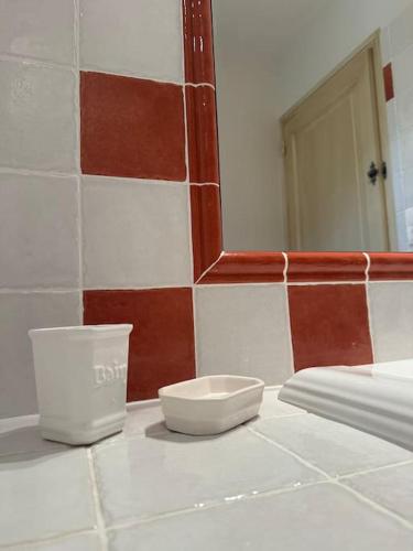 un comptoir de salle de bain avec une vasque et un miroir dans l'établissement Gîte Van Gogh, à Bouchet