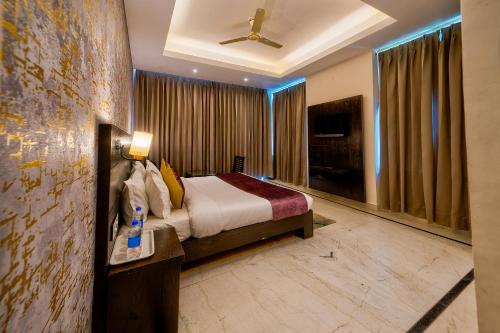 Un pat sau paturi într-o cameră la Kamal Residency By Revanta Hospitality Mcleodganj